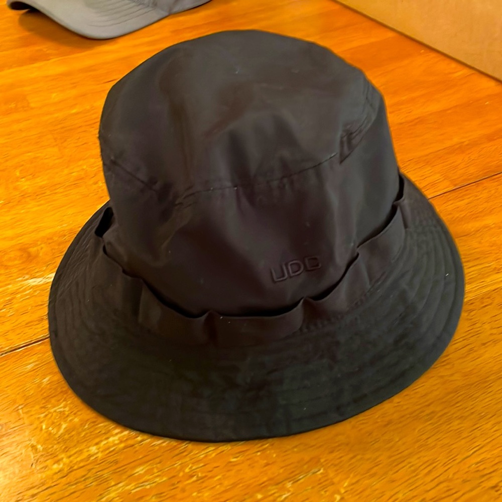 Women’s black UDC ( under control) bucket hat OS